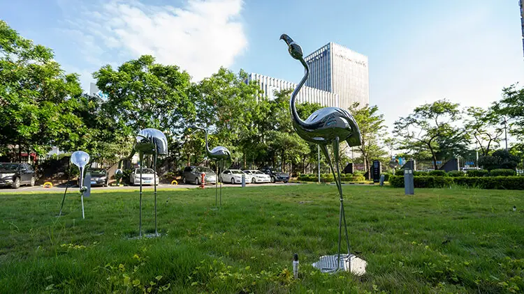 Mirror flamingo sculpture makes stunning appearance in Pingshan, Shenzhen, arousing enthusiastic support from citizens