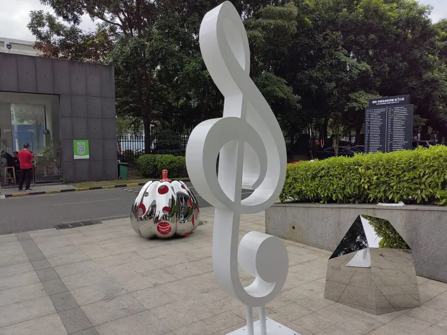 musical note sculpture (2)