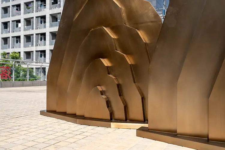 Stainless steel garden sculpture. Customized exquisite stainless steel sculptures, quality assurance, create unique artistic beauty for you, focus on details, let art and quality coexist.