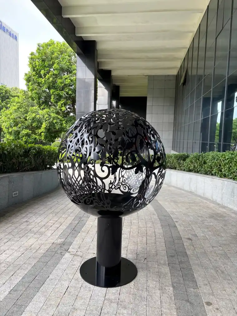 Black Hollow Garden Sphere – 90 cm (35.4 inches)