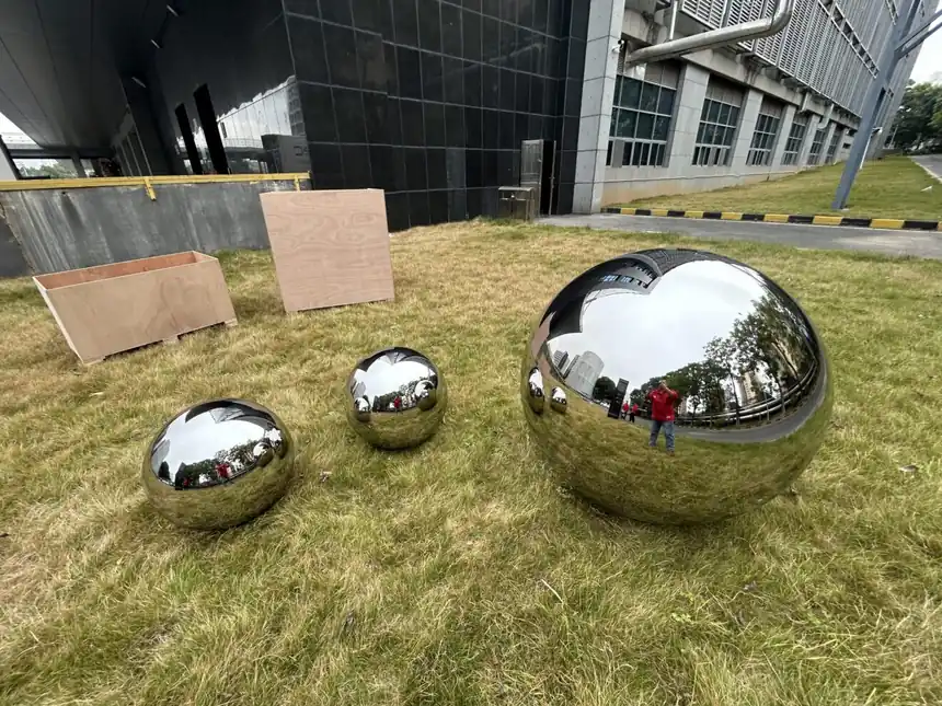 The application of stainless steel sphere sculptures in public spaces, gardens, and urban landscapes interacts with the environment
