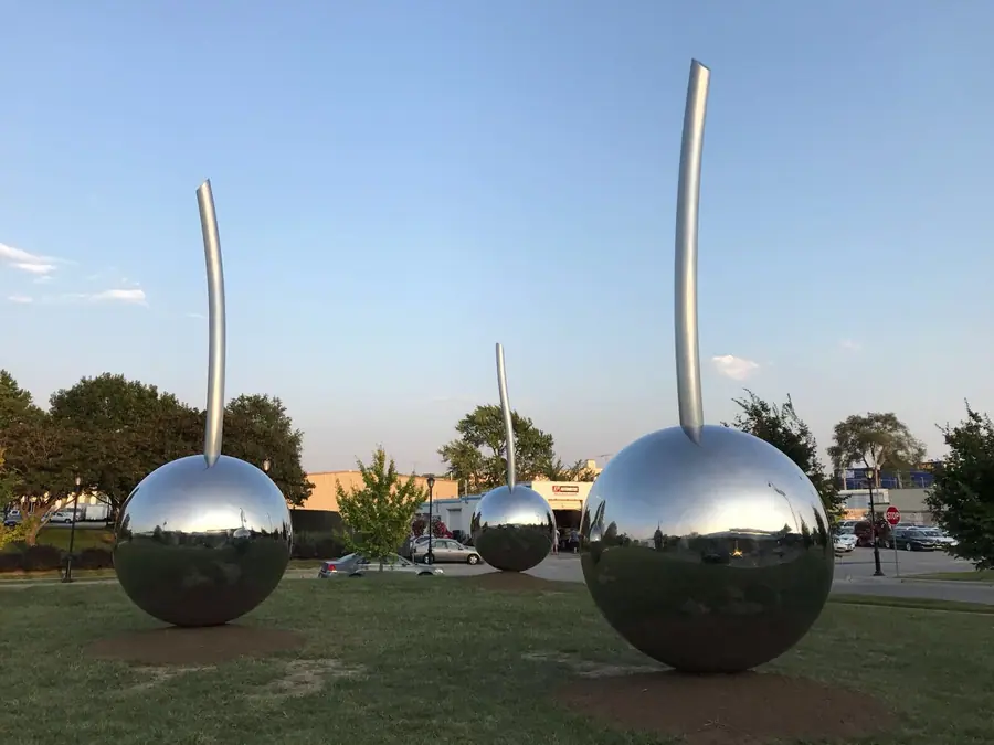 The beauty of light and shadow: The performance and artistic experience of stainless steel sphere sculptures under different lighting conditions are enhanced