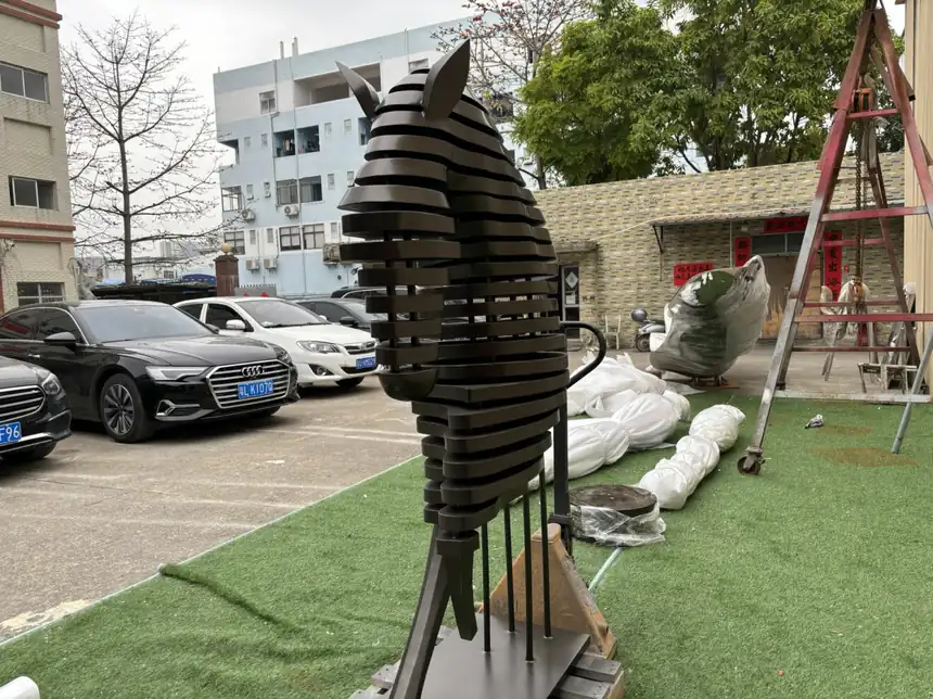 Stainless steel horse sculpture: the integration of modern art and traditional culture