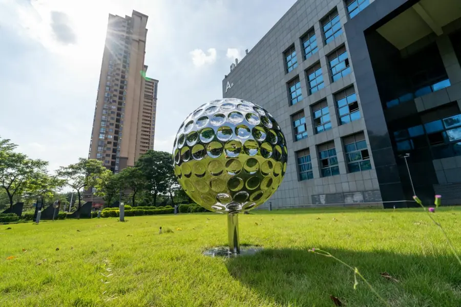 Golf sculpture