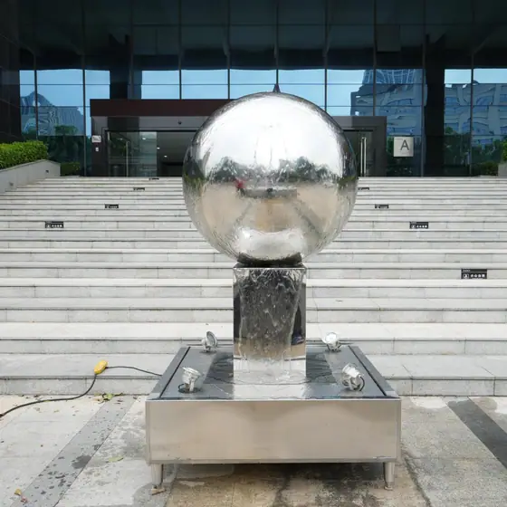 Garden decorative spheres: brighten up your outdoor space