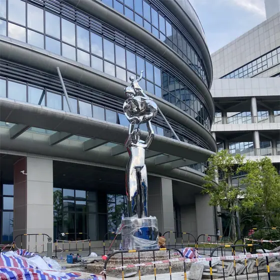 Family love: stainless steel sculpture blooms in Zhanjiang Jiuhe Hospital