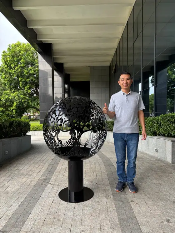 Black Hollow Garden Sphere – 90 cm (35.4 inches)