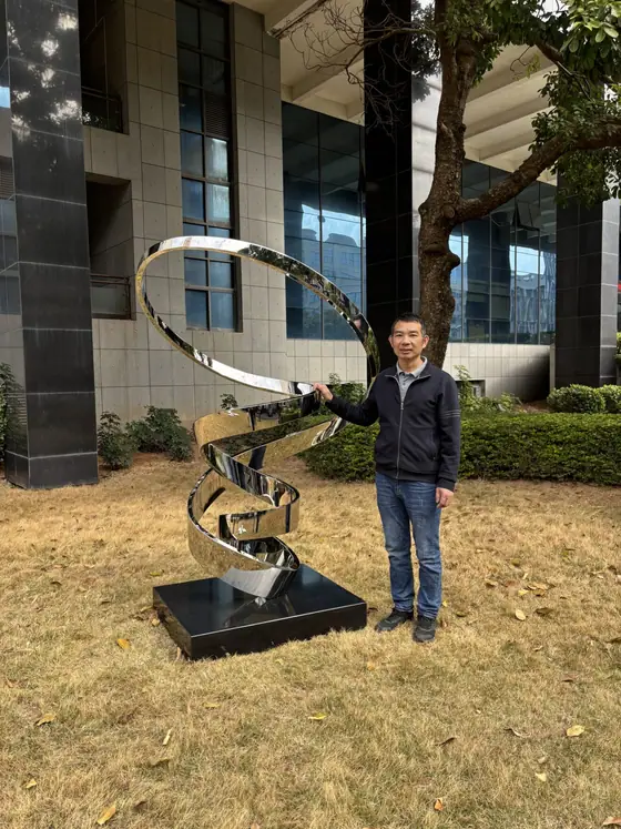 Modern Stainless Steel Ribbon Sculpture – Contemporary Outdoor Art for Architectural Spaces