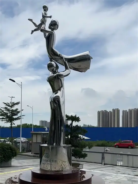 Stainless steel sculpture: holding hands, the continuation of life