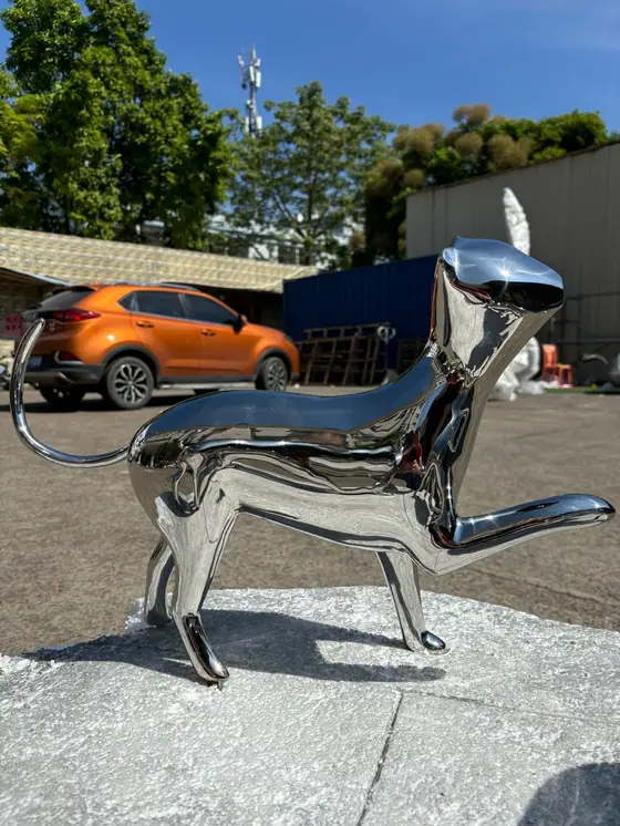 Stainless steel cat sculpture: the eternal interweaving of art and spirituality