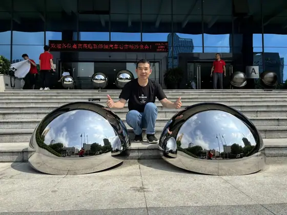 The use of hemispherical sculpture in decorative space