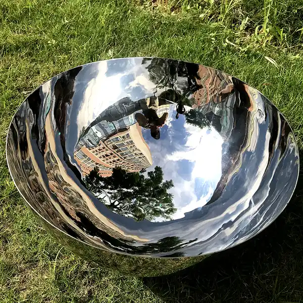 Dazzling, the mirror effect of stainless steel sculptures leads the art trend