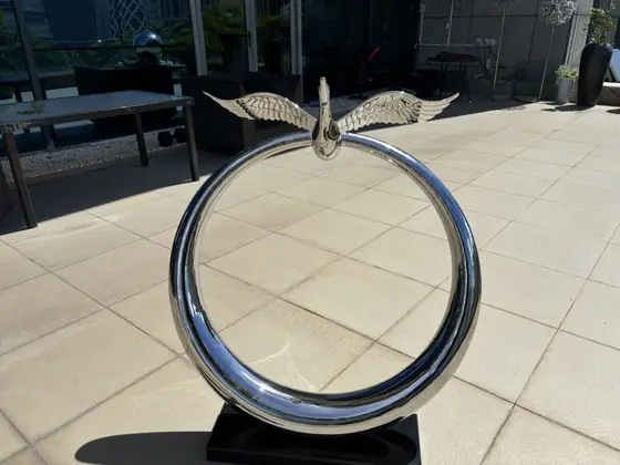 Stainless steel sculpture in modern art: the finishing touch in space