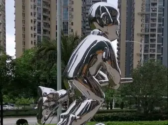 Explain why stainless steel is the superior material for making sculpture?