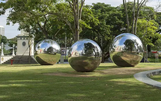 The application of stainless steel sphere sculptures in public spaces, gardens, and urban landscapes interacts with the environment