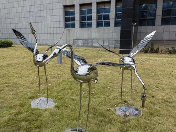 The use of stainless steel garden sculpture in landscape design