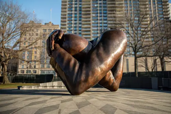 Stainless steel outdoor memorial sculpture: the fusion of history and modernity