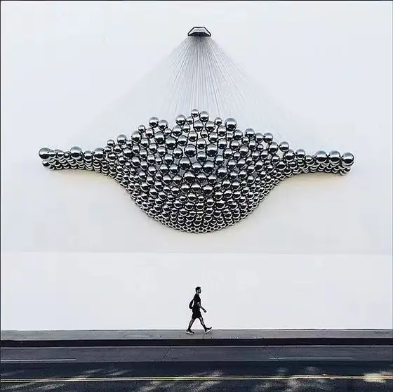 Stainless steel sculpture: Create a unique courtyard art space