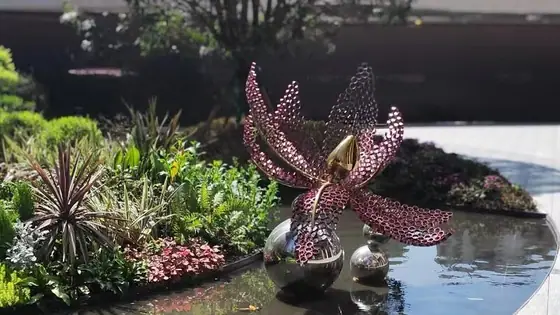 The beauty of abstract flower-shaped sculptures: the unique style of the gate of China Overseas Real Estate’s Chengdu community