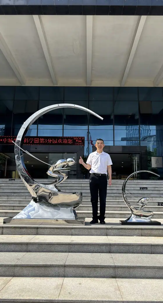 stainless-steel sculpture Skiing