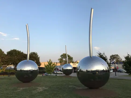 The beauty of light and shadow: The performance and artistic experience of stainless steel sphere sculptures under different lighting conditions are enhanced