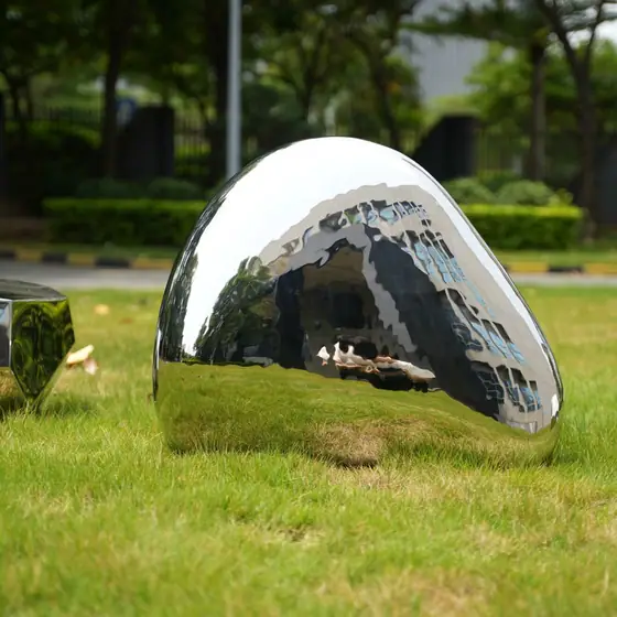 Stainless steel pebbles: natural inspiration for modern art