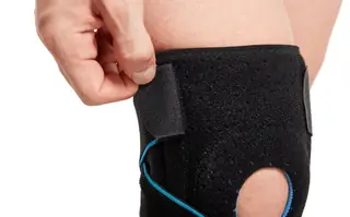 Knee support brace with adjustable straps