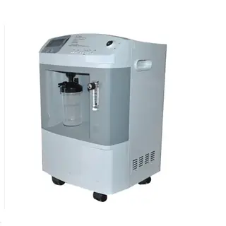 Oxygen concentrator outlet and humidifier bottle connection