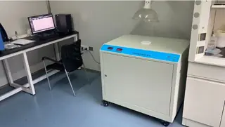 NMR spectrometer magnet and sample handling system