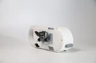 Veterinary syringe pump side view with pole clamp