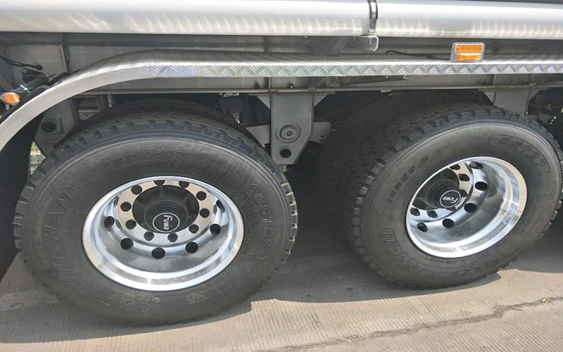 SINOHENG three axle 43 square metre aluminium alloy tanker truck semi-trailer view 3