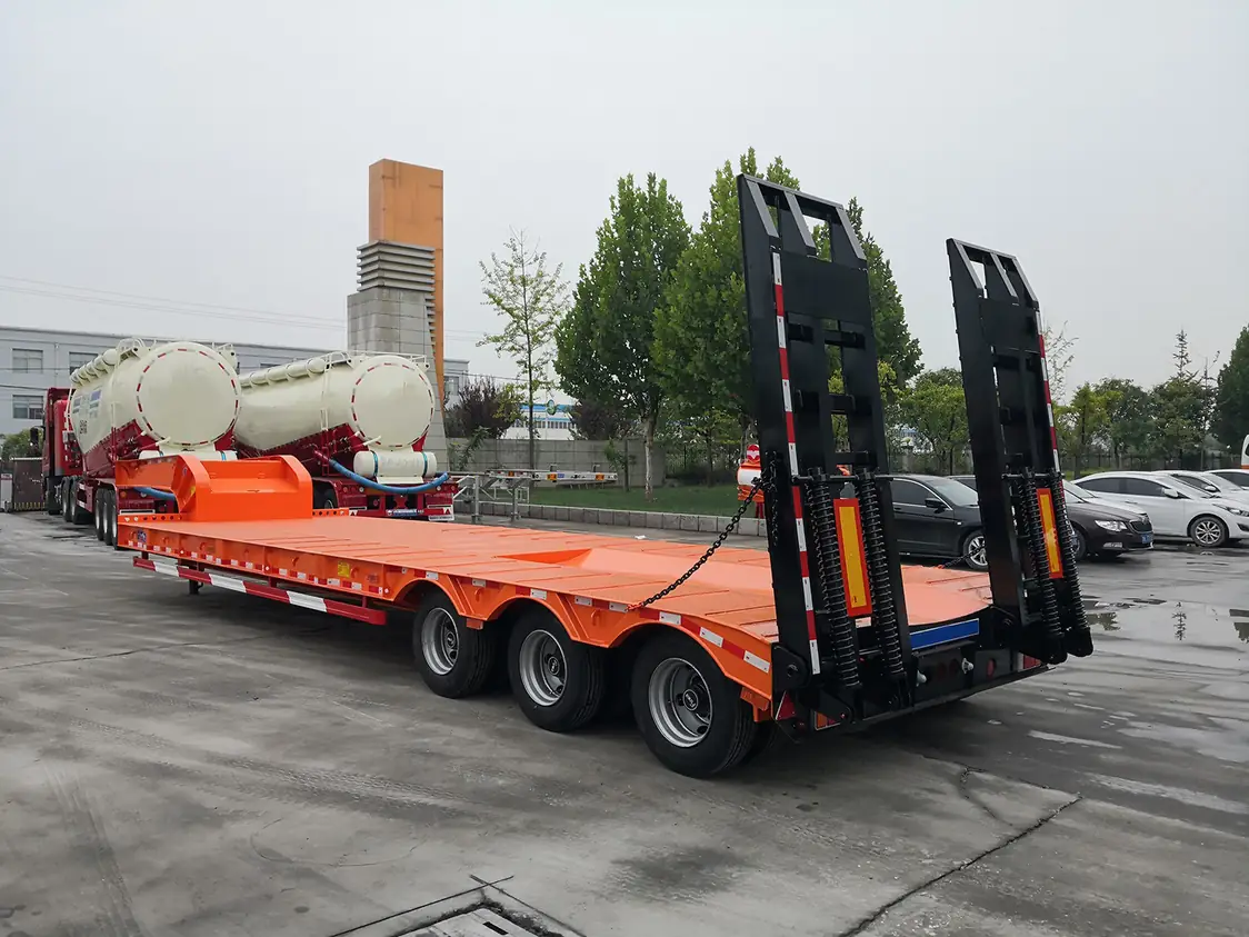 SINOHENG LHL9382TDP low flatbed semi-trailer loaded deck and gooseneck