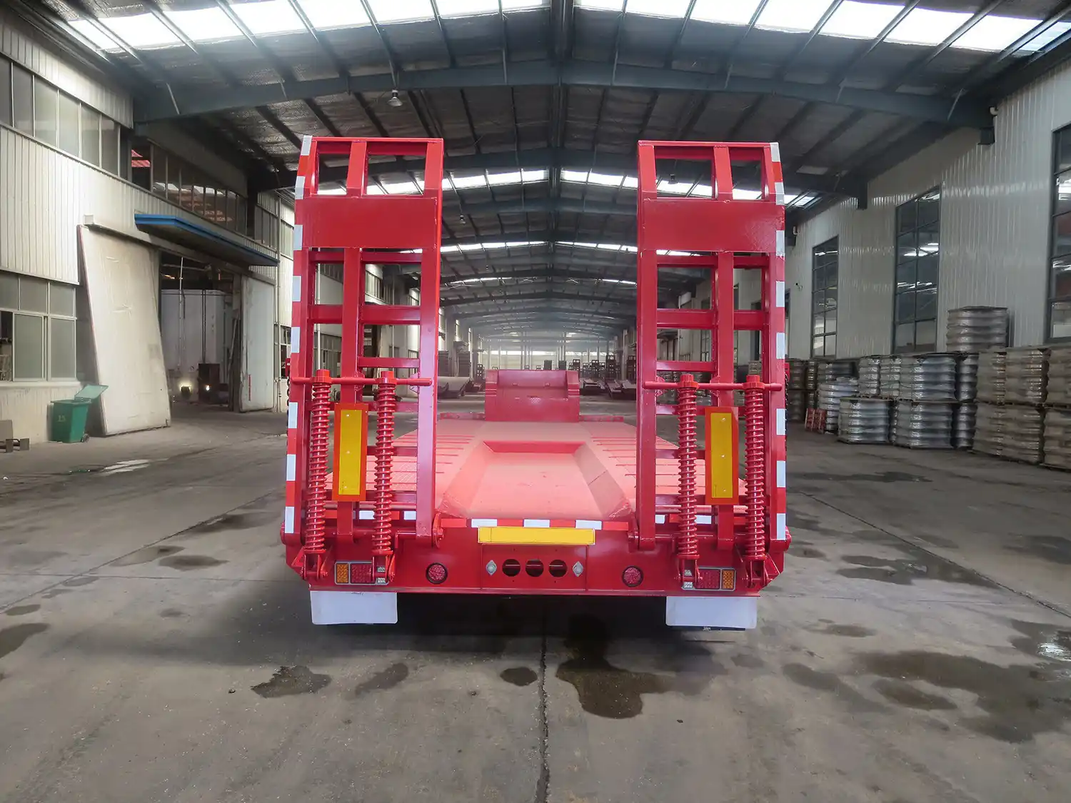 SINOHENG LHL9383TDP three-axle low flatbed semi-trailer with gooseneck and ramps view 2