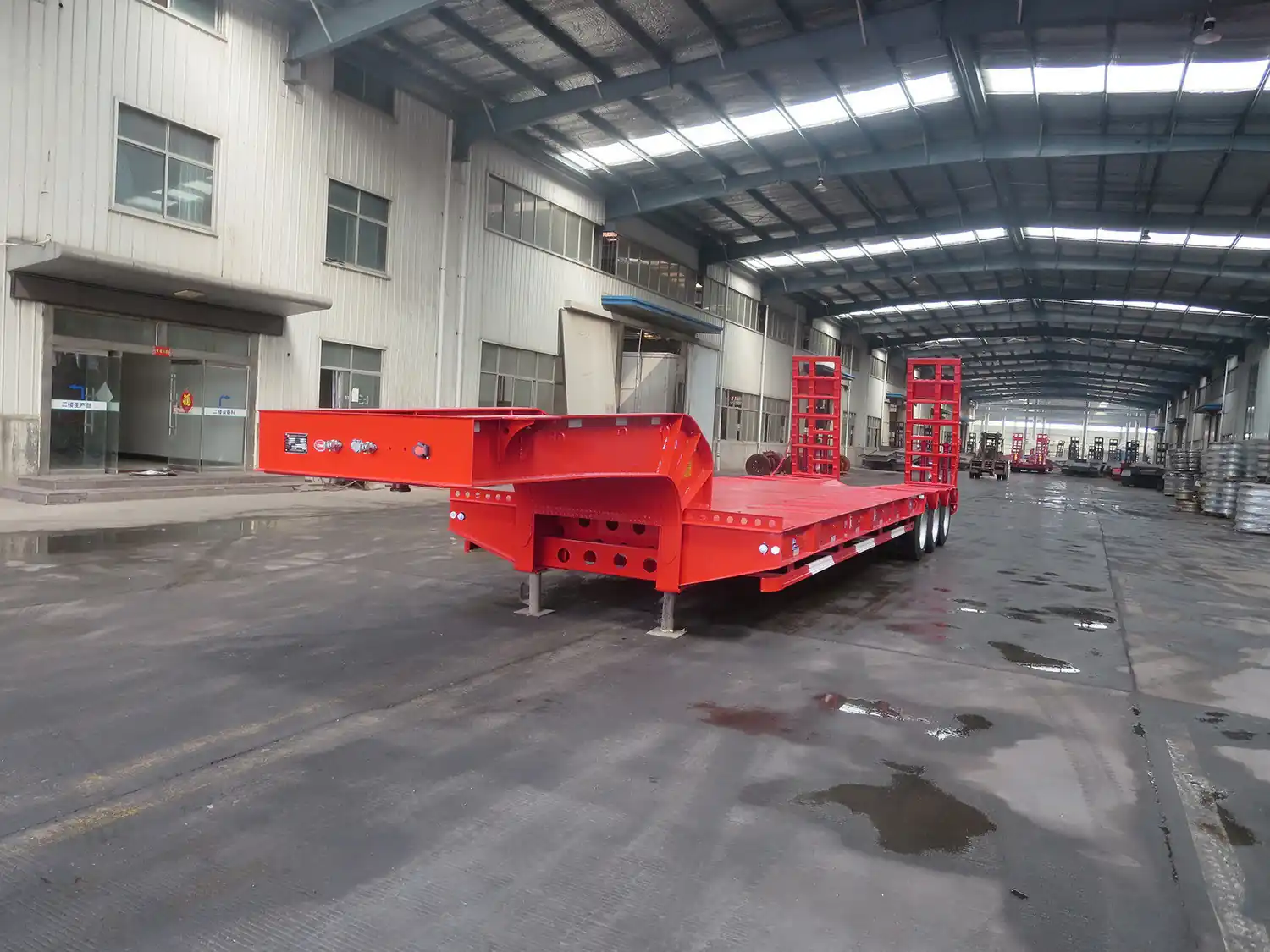 SINOHENG LHL9371TDP low flatbed semi-trailer with spring assisted ladders view 2