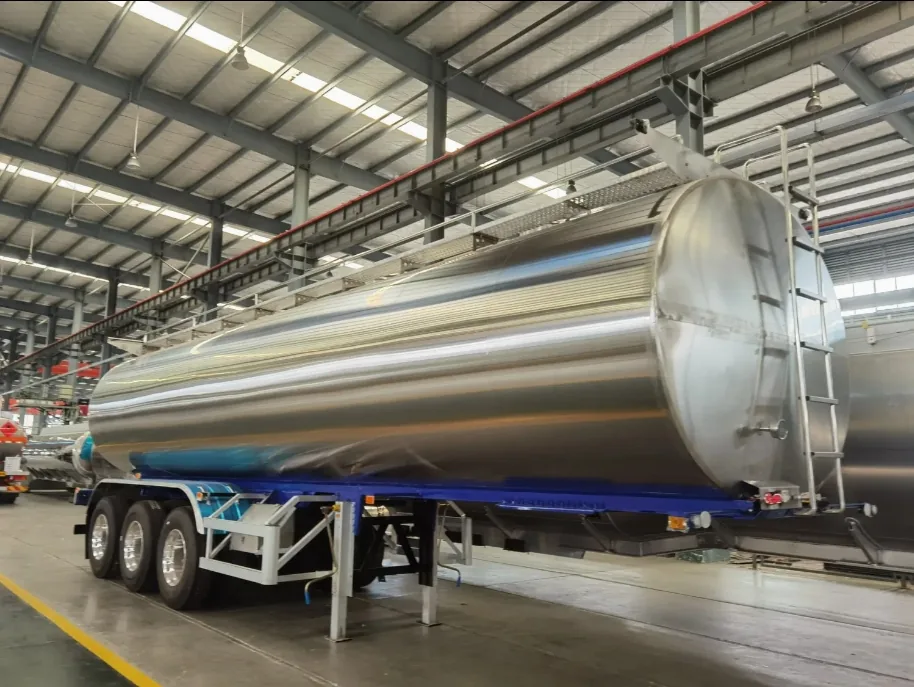 SINOHENG aluminium alloy oil tanker semi-trailer with square gooseneck tank and side walkway view 2