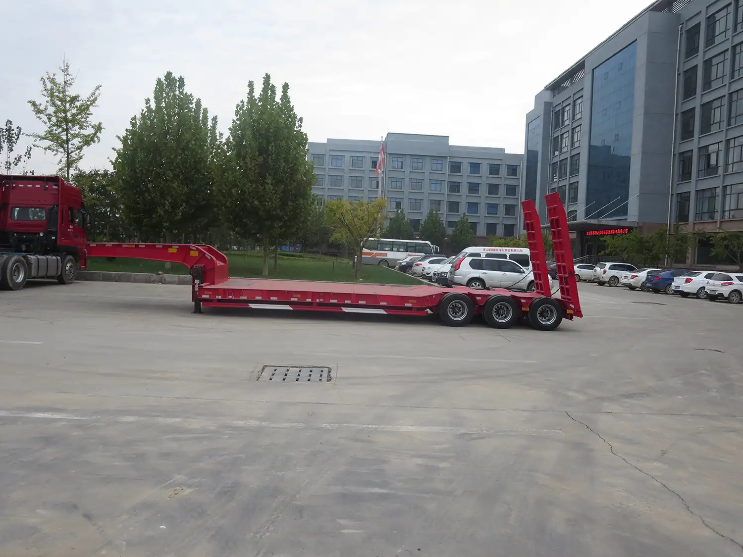 SINOHENG LHL9374TDP low flat semi-trailer with low 700mm deck view 2