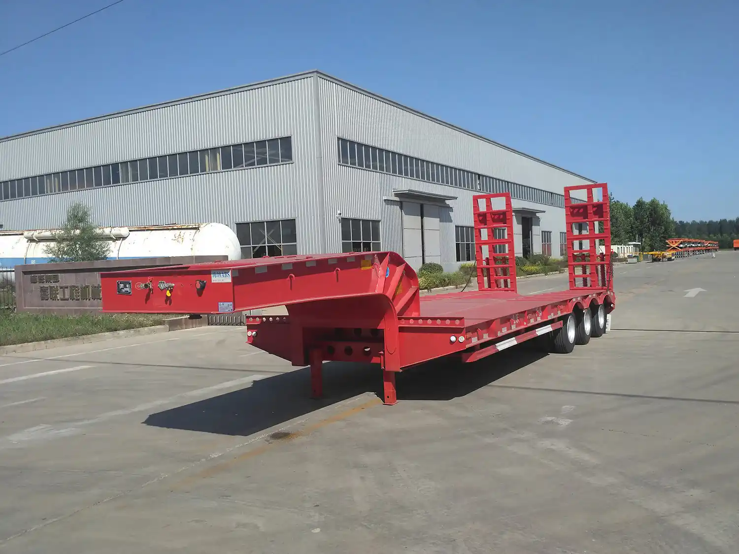 SINOHENG LHL9375TDP low flatbed semi-trailer with short deck and gooseneck view 2