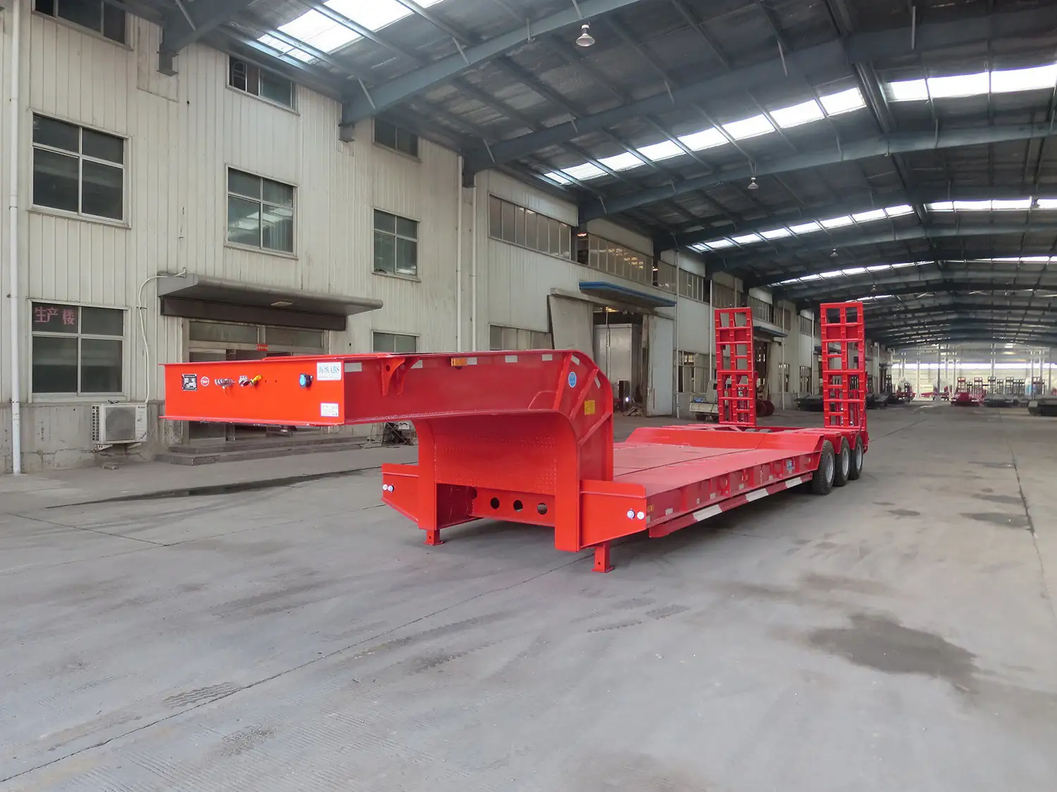 SINOHENG LHL9380TDPA three-line six-axle low flatbed semi-trailer with 24 tires view 2