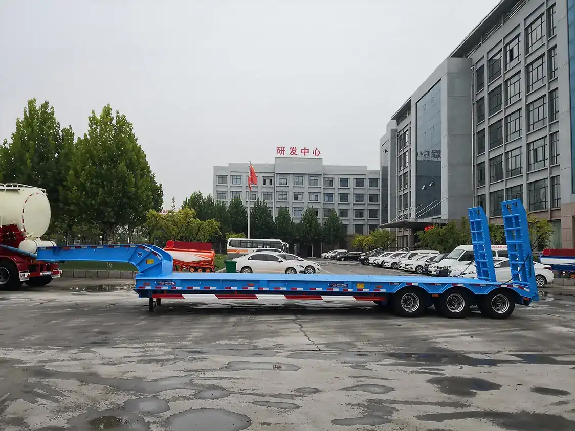 SINOHENG LHL9382TDP low flatbed semi-trailer loaded deck and gooseneck view 3