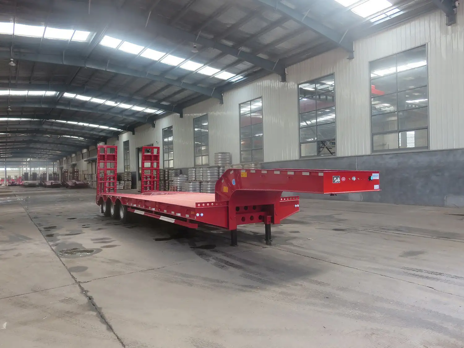 SINOHENG LHL9383TDP three-axle low flatbed semi-trailer with gooseneck and ramps view 3