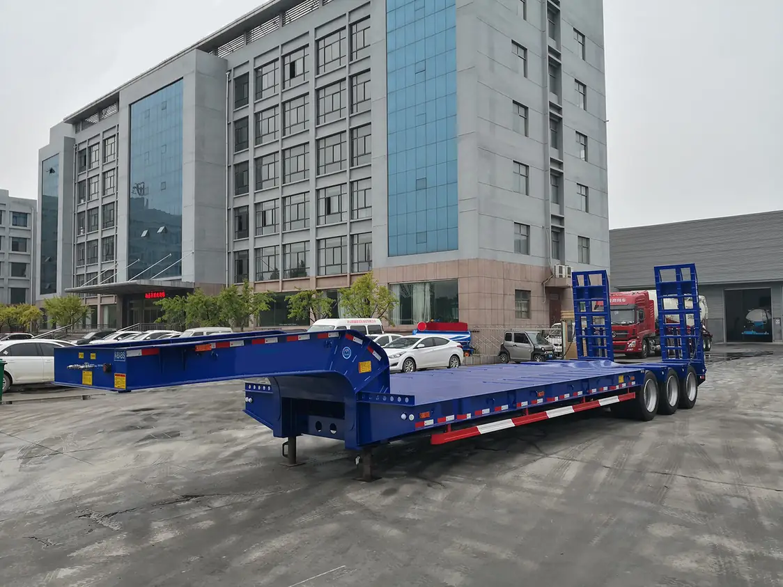 SINOHENG LHL9372TDP low flatbed semi-trailer with side protection bars view 3