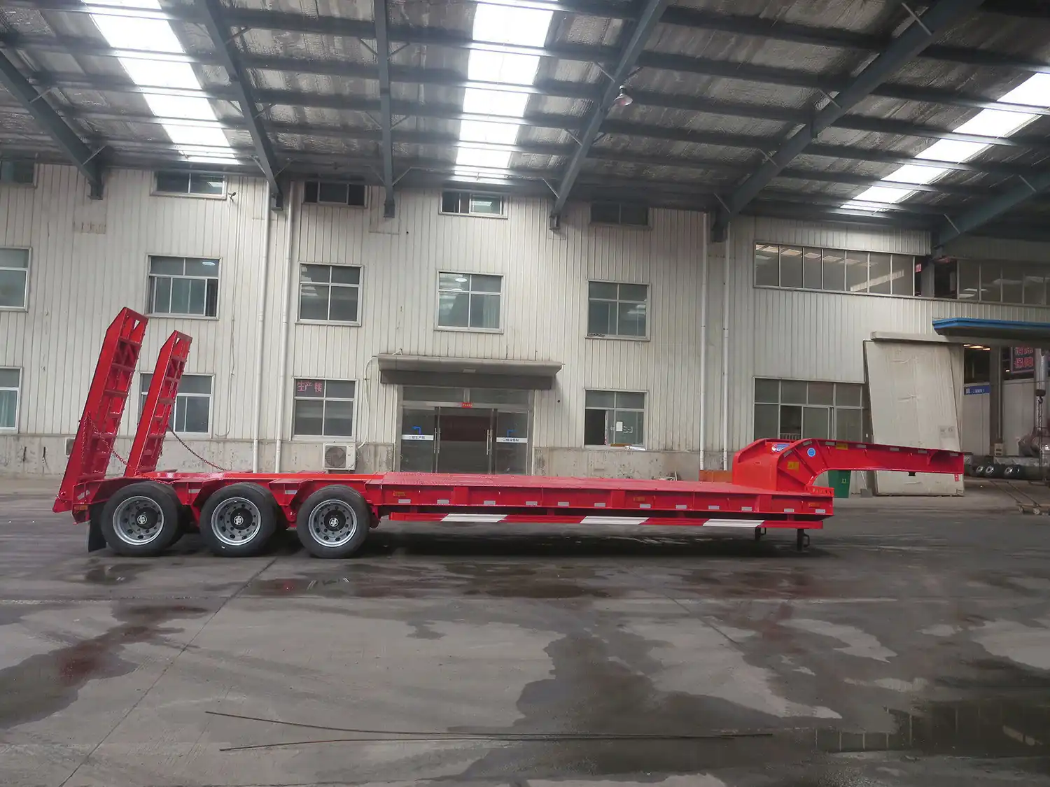 SINOHENG LHL9371TDP low flatbed semi-trailer with spring assisted ladders view 3