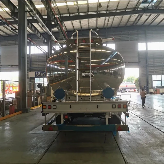 SINOHENG three-axle oil tanker fuel tank semi-trailer with square gooseneck tank view 2