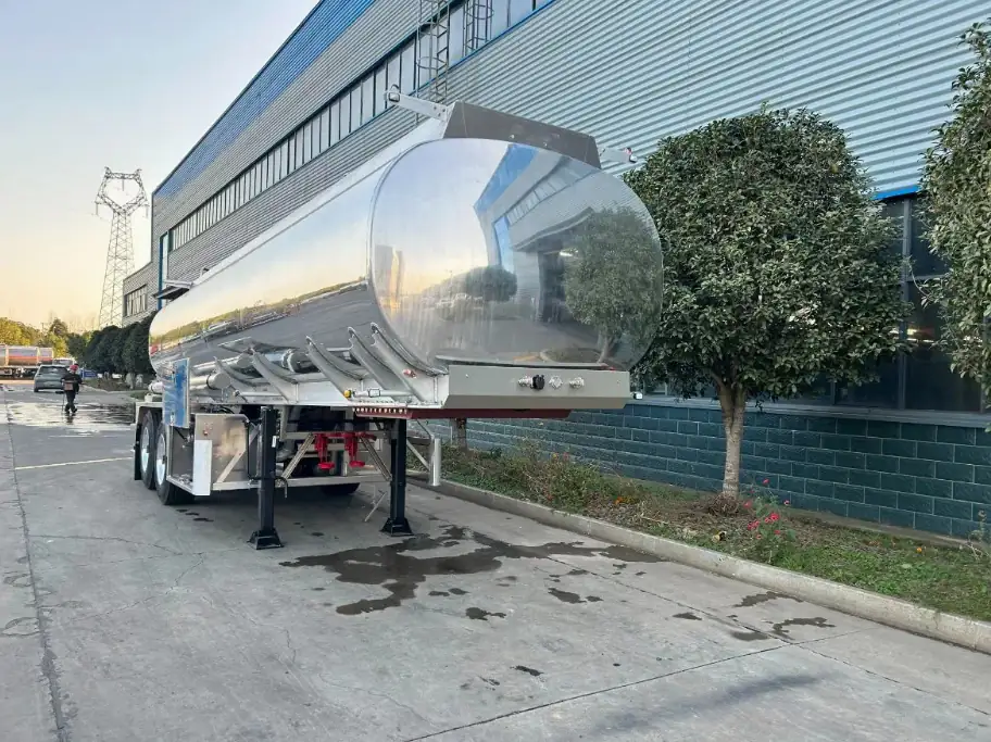 SINOHENG two-axle aluminium alloy fuel tanker semi-trailer for diesel transport view 2