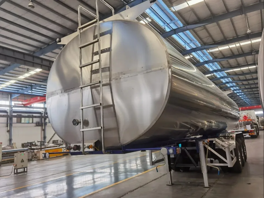 SINOHENG aluminium alloy oil tanker semi-trailer with square gooseneck tank and side walkway view 3