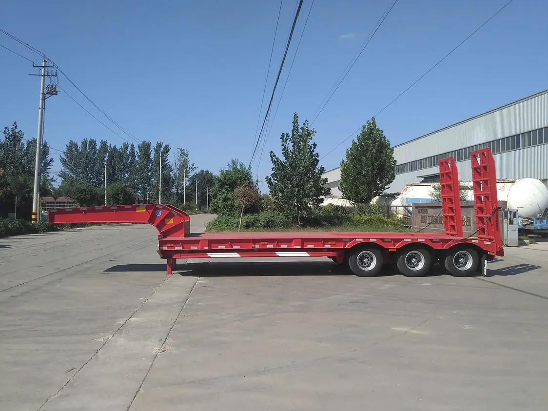 SINOHENG LHL9375TDP low flatbed semi-trailer with short deck and gooseneck view 3