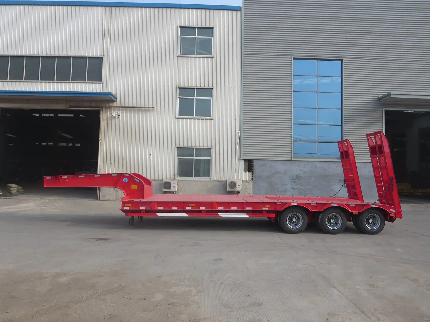 SINOHENG LHL9359TDP compact low flatbed semi-trailer view 3
