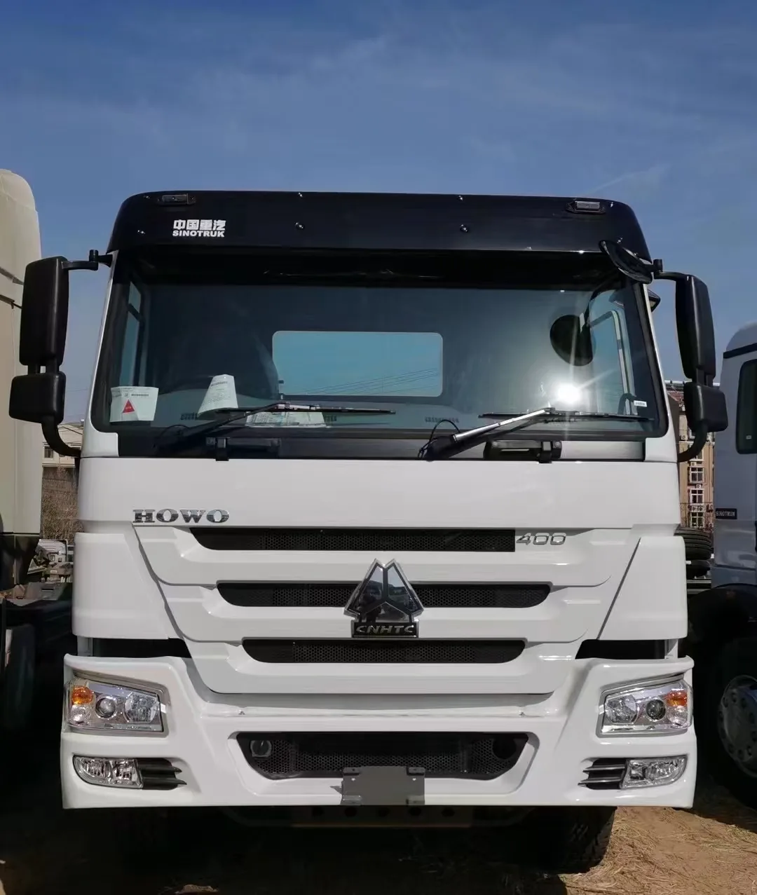 Sinotruk HOWO 6x4 tractor truck head for flatbed semi-trailer view 3