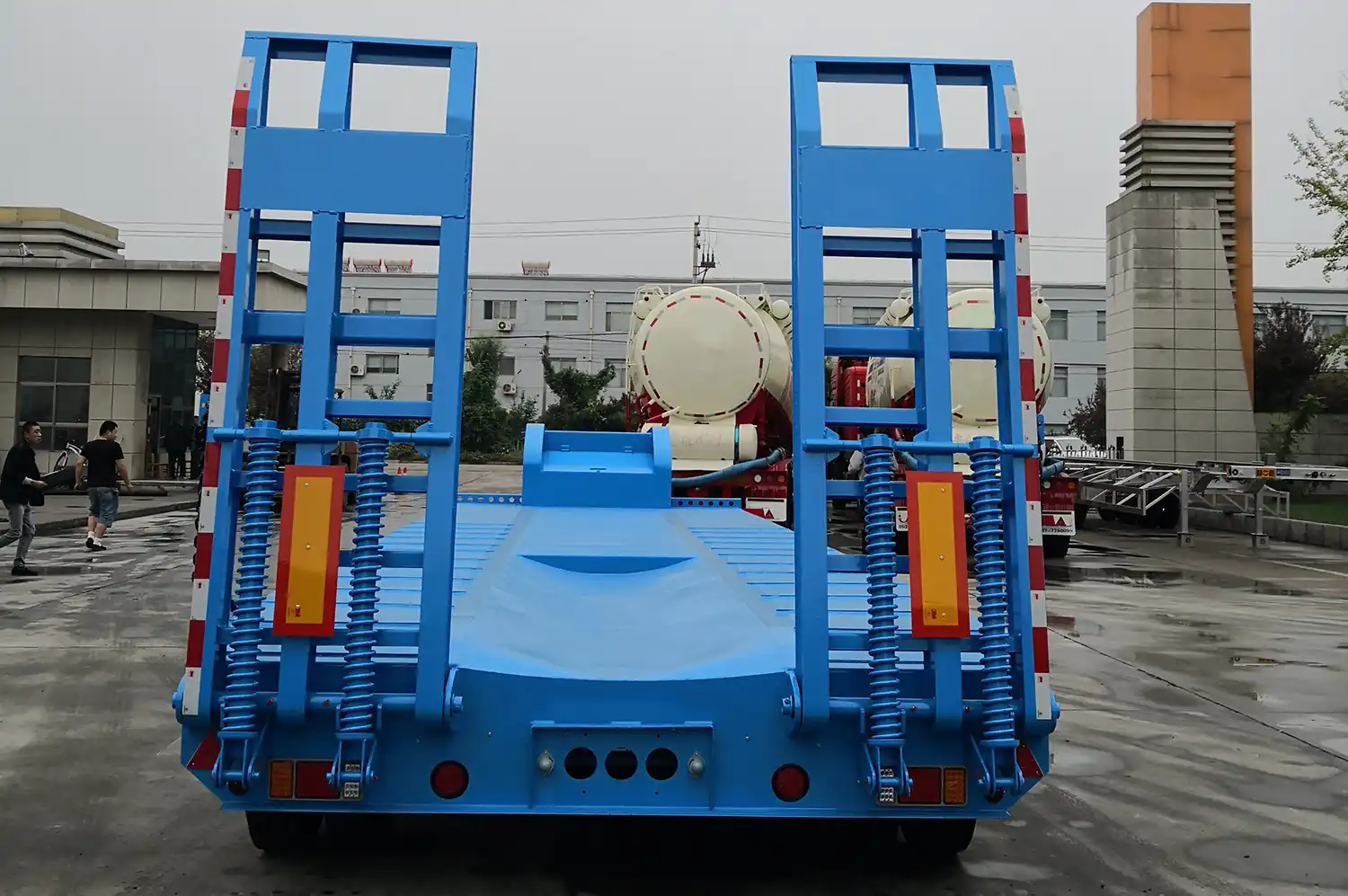 SINOHENG LHL9382TDP low flatbed semi-trailer loaded deck and gooseneck view 4