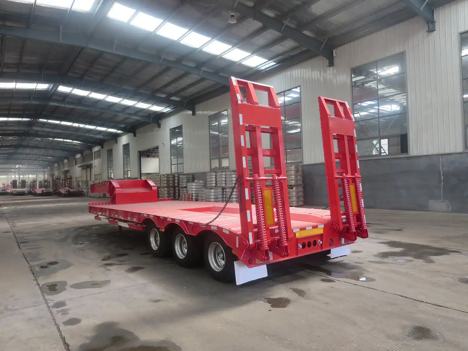 SINOHENG LHL9383TDP three-axle low flatbed semi-trailer with gooseneck and ramps